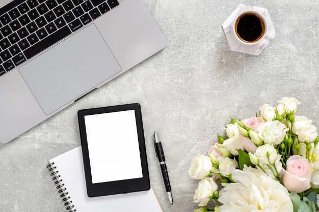 ordenador-portatil-femenino-espacio-trabajo-tableta-pantalla-maqueta-espacio-blanco-copia-taza-cafe-diario-flores-piedra-concreta_94095-84